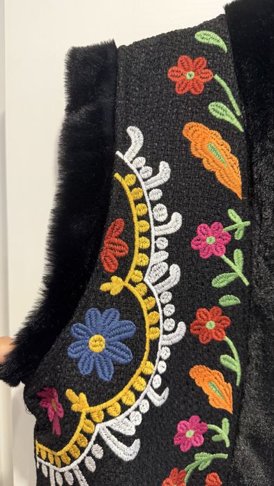 Жилетка безрукавка черная вышивка етно мех
