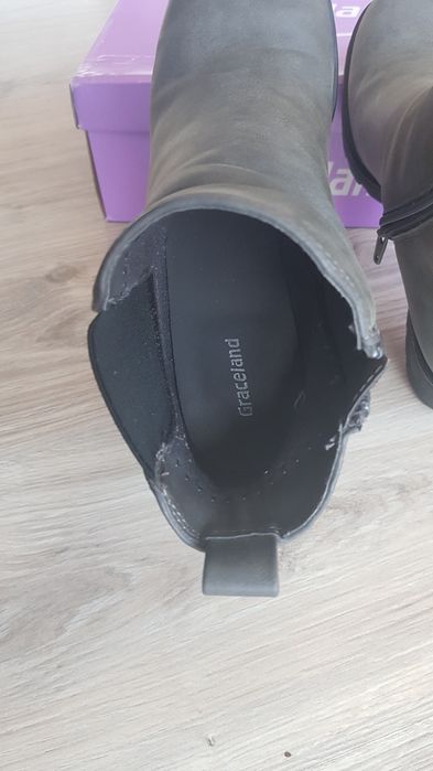 Szare Botki na słupku Graceland