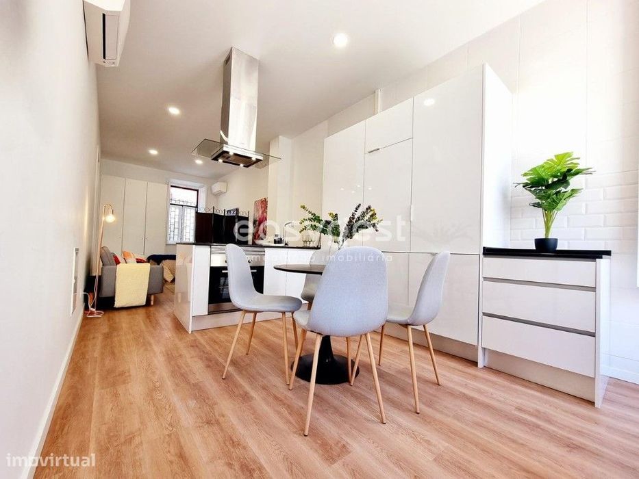 Apartamento T0 totalmente Renovado, com duas frentes e logradouro