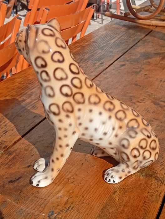 Leopardo em cerâmica