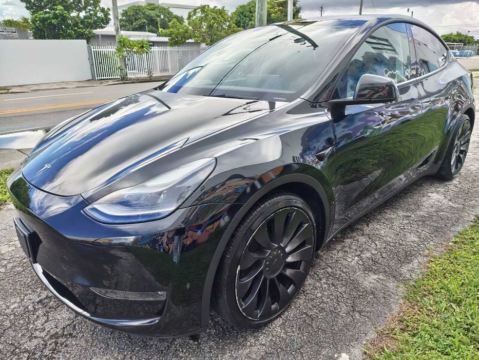 Tesla Model Y      2024