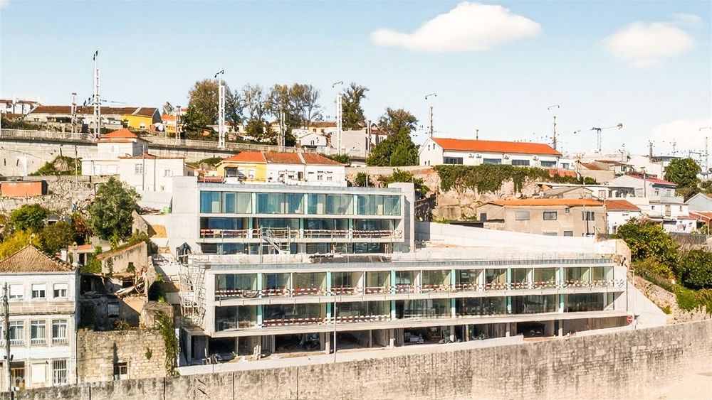 Apartamento T2 com Varanda e Garagem no Douro 39
