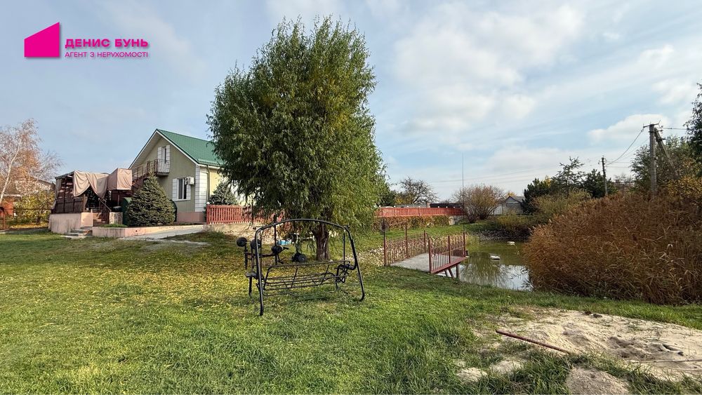 Дом с озером, террасой и зоной барбекю — Подгороднее