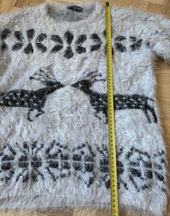 Miękki świąteczny sweter z reniferami – fluffy, jasnoszary