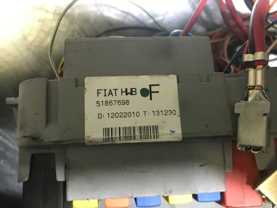 CAIXA DE FUSIVEIS / RELÉS FIAT DOBLO II / OPEL COMBO 51867698