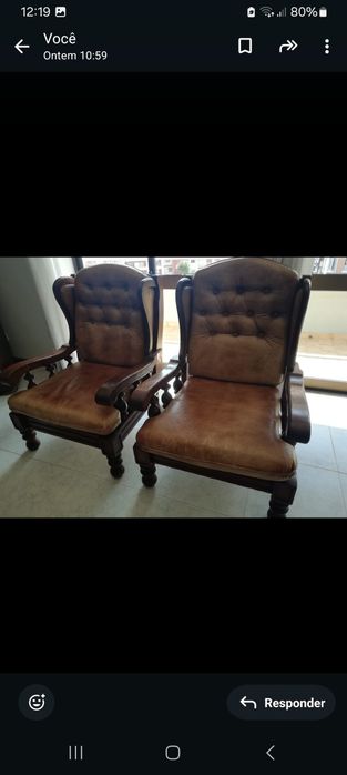 Sofás de cabedal, com estrutura em madeira.