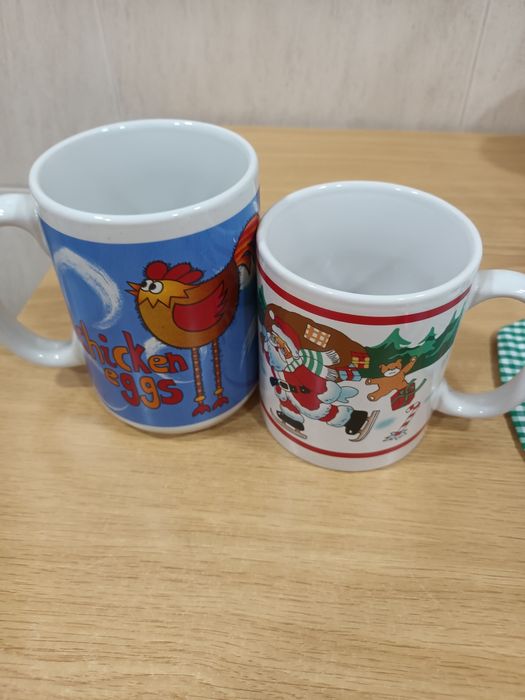 Duas chávenas pequeno almoço pai natal e galinha