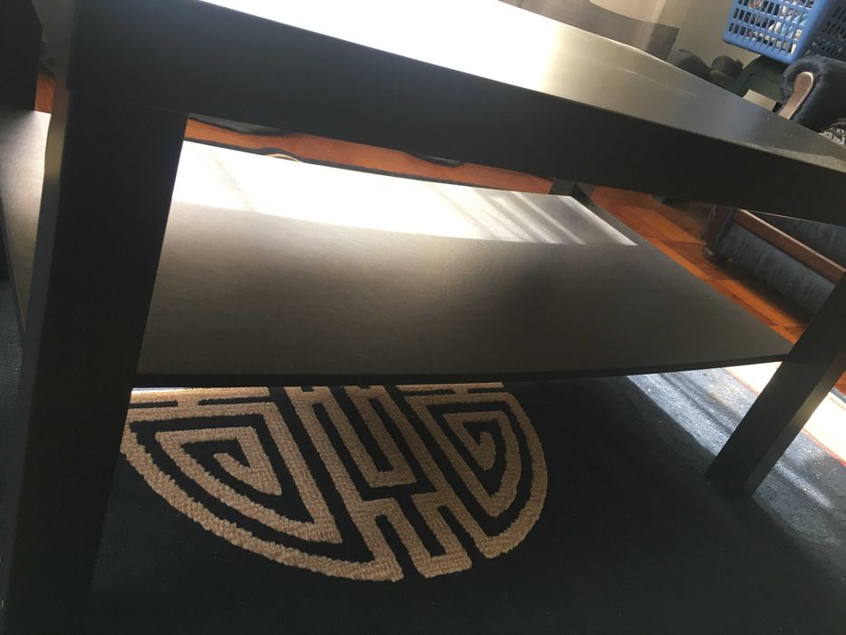 Mesa de sala em castanho escuro