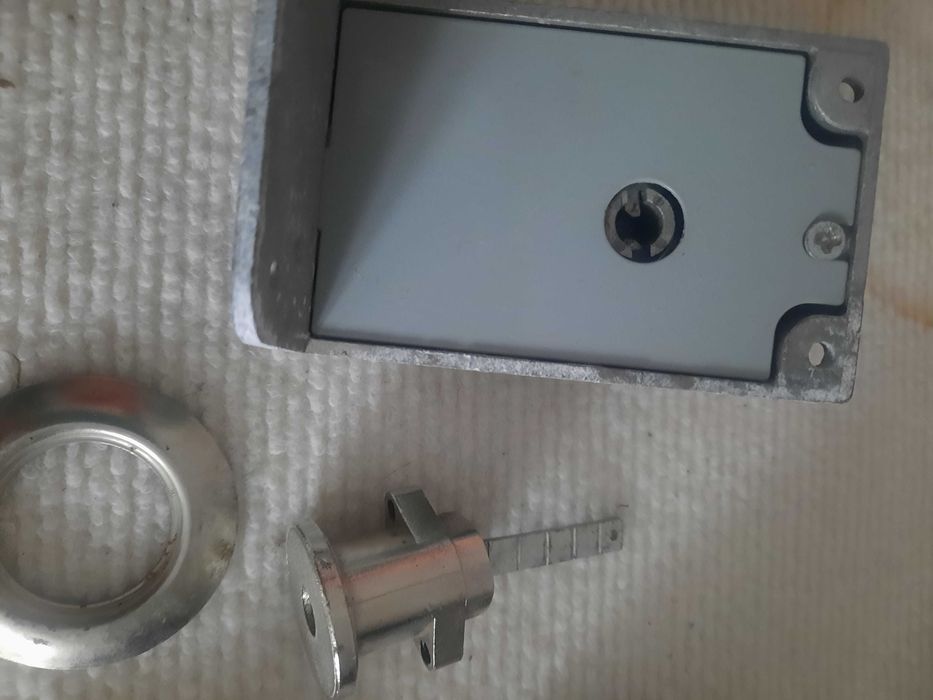 Замок накладний дверний