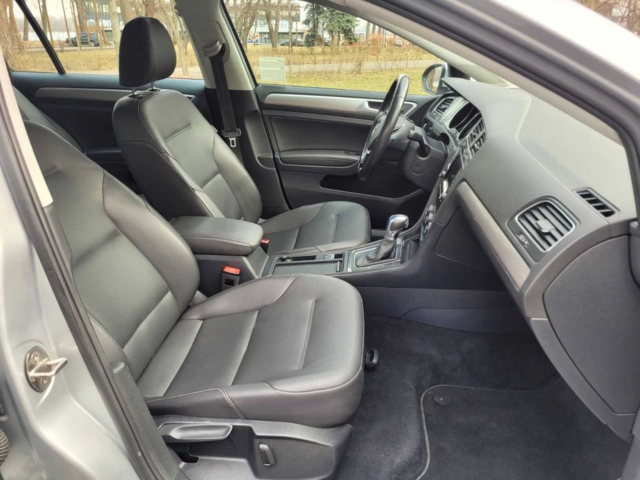 Прокат (оренда) автомобіля Volkswagen e-Golf в гарній комплектації