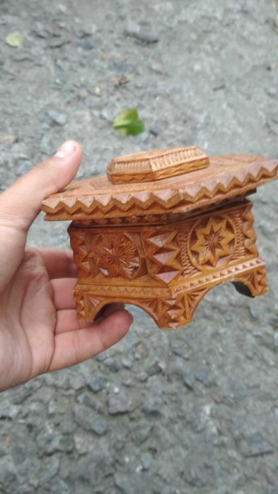 Шкатулка резная из натурального дерева.