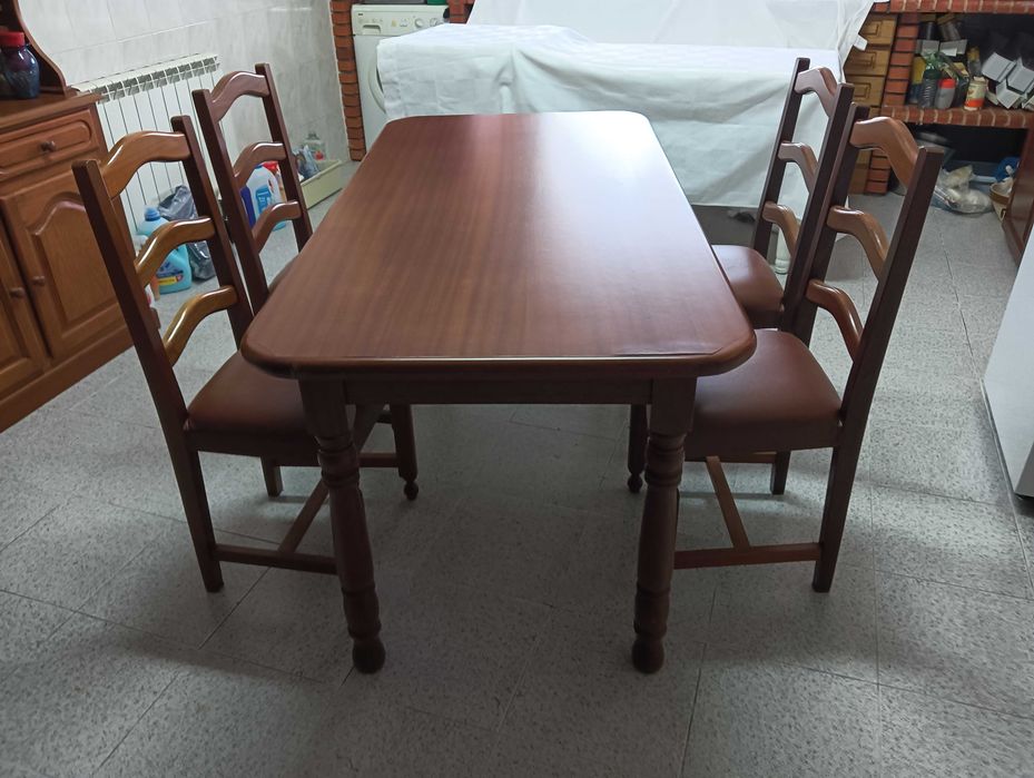 Mesa com 4 cadeiras de madeira em bom estado