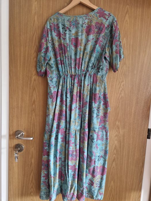 Zwiewna sukienka plus size na lato maxi