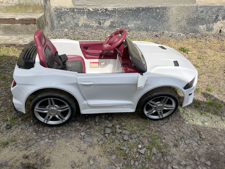 Продається дитячий автомобіль