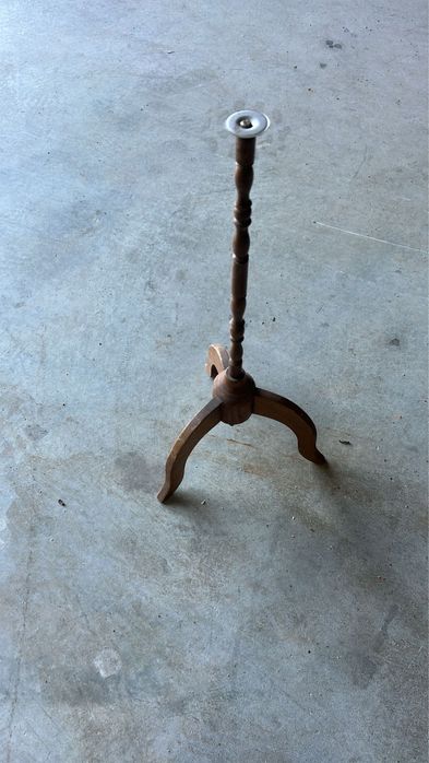 Lindo e único Suporte em madeira maciça.