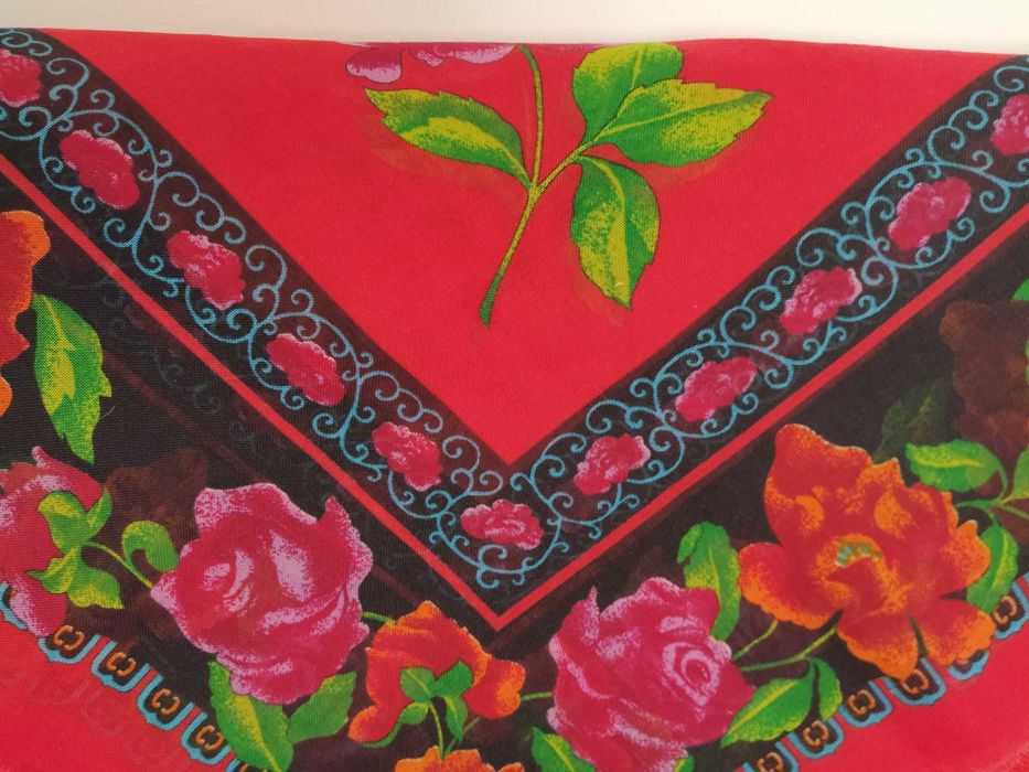 Lenço novo vermelho padrão flores lindíssimo 90x90cm
