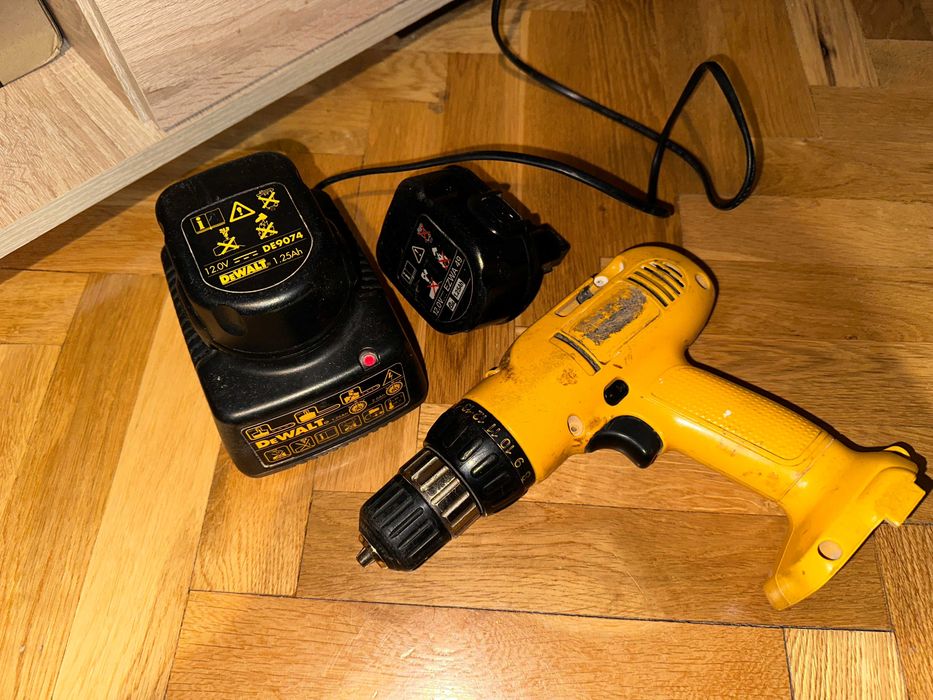 Stara wkrętarka Dewalt zakrętarka dwie baterie i ładowarka komplet