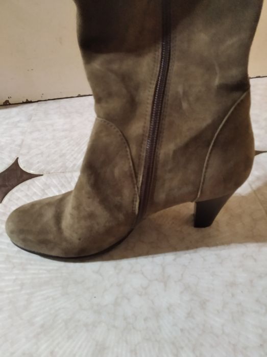 Botas novas em pele 37