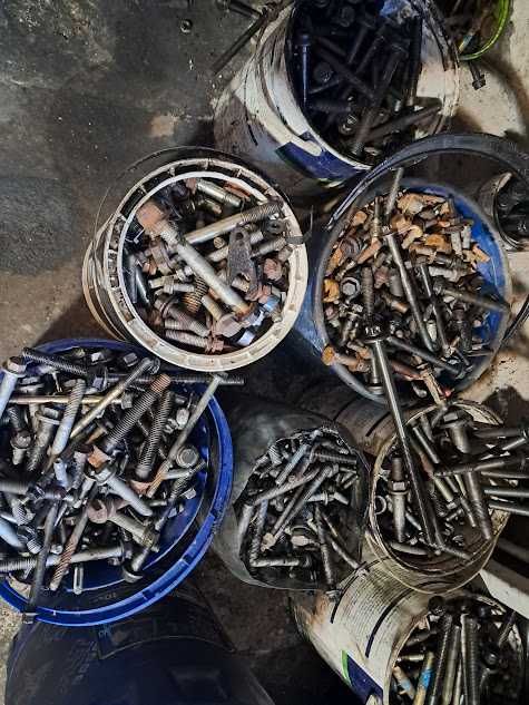 Болти відро з розборки авто