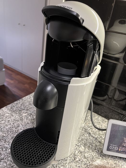 Máquina de Café Expresso Vertuo