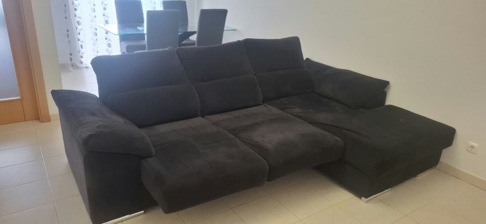 Sofá com chaise longue e assentos deslizantes — tecido escuro