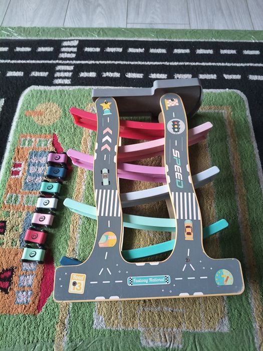 Zjeżdżalnia dla autek drewniana