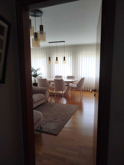Apartamento T2 em Pedroso – Excelente Exposição Solar e Acessos