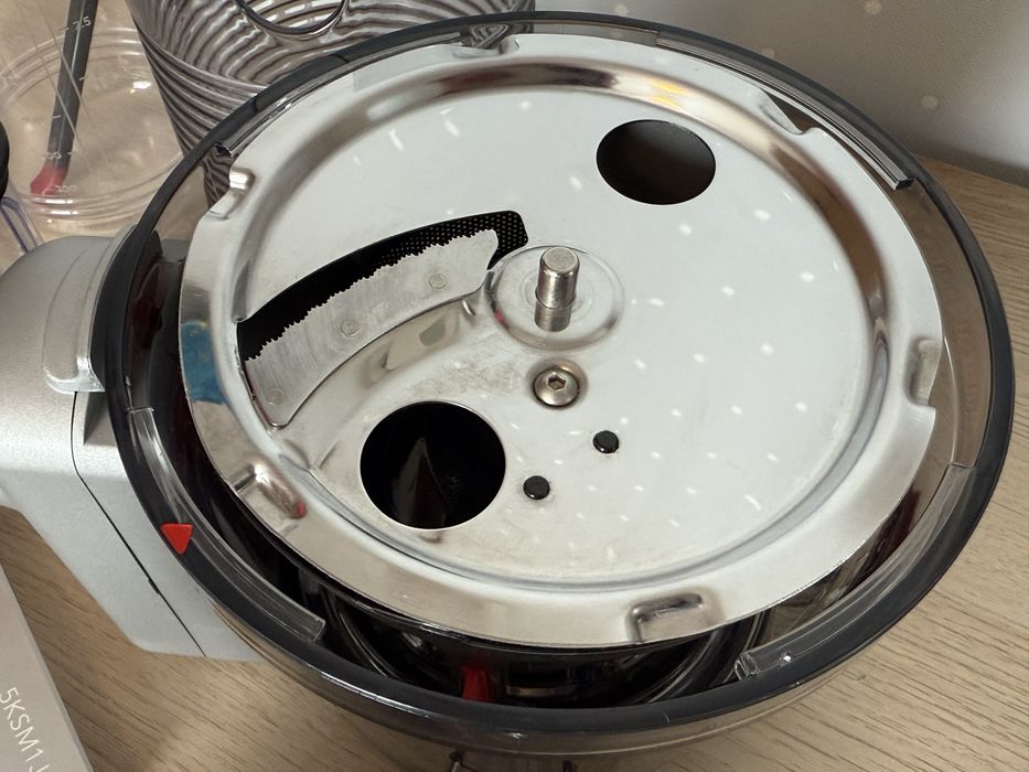 Wolnoobrotowa wyciskarka KitchenAid 5KSM1JA plus akcesoria