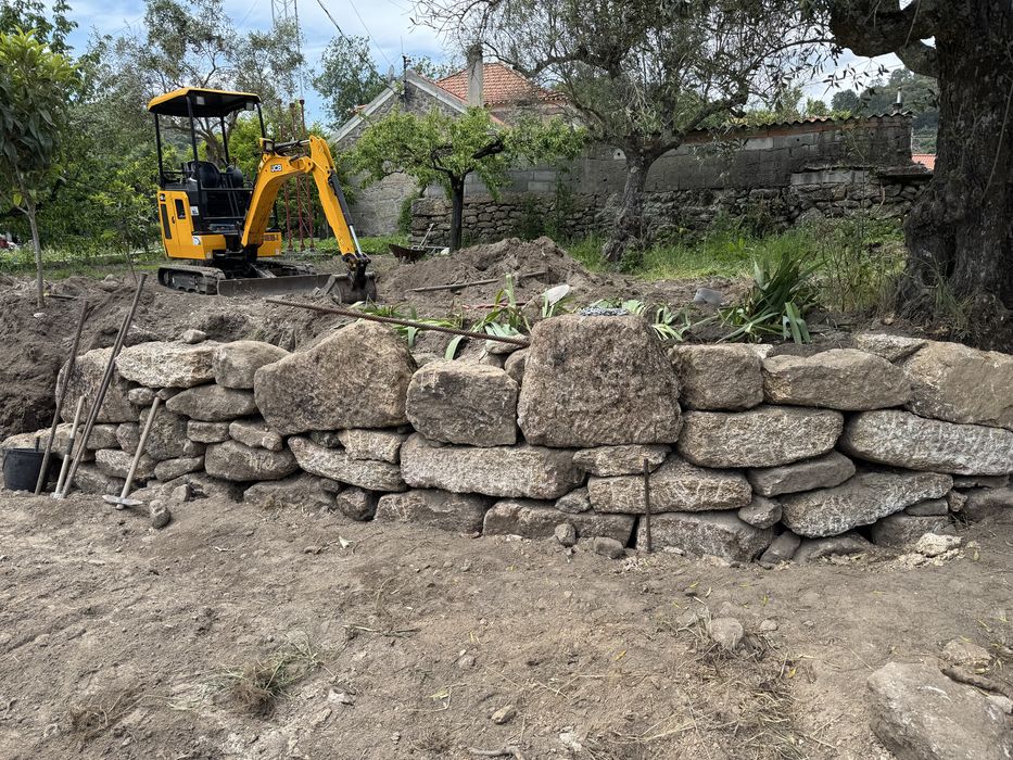 Trabalhos mini giratória e camião com grua