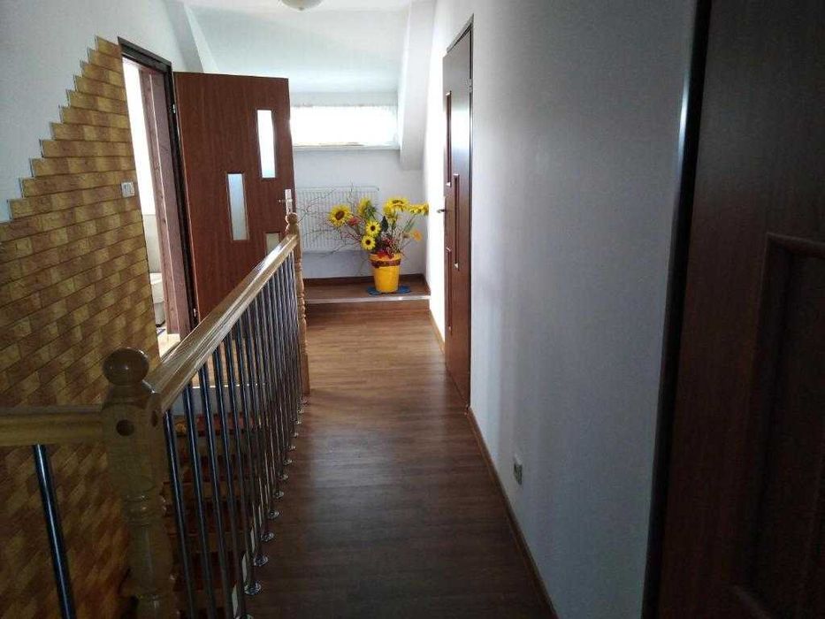 Dom nad jeziorem z jacuzzi ogrodowym .