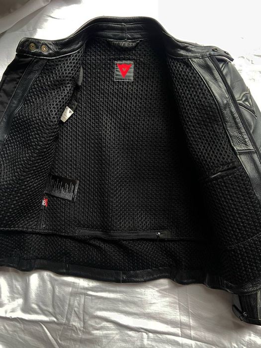 Шкіряна чорна мотокуртка Dainese в подарунок Шлем