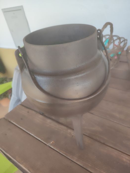 Pote com 3 pes de Ferro fundido 4L