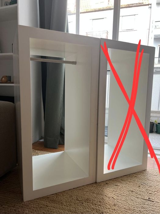 Um Púlpito de exposição com varão em MDF branco