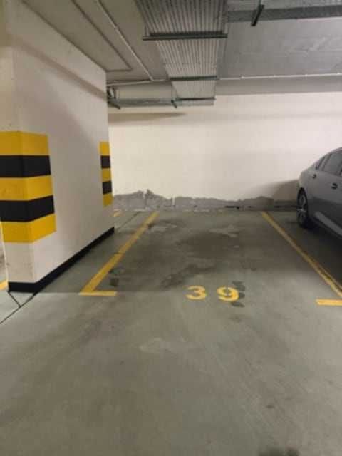 Sprzedam miejsce w garażu podziemnym w bloku ul. Księżycowa (Bialny)