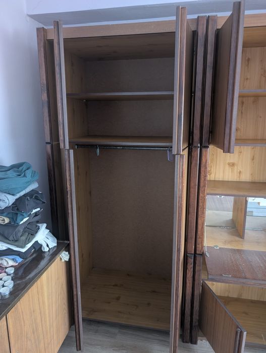Zestaw mebli w kolorze ciemnego brązu