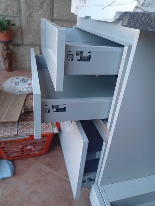 Móvel de cozinha parte de baixo  laminado com pedra granito preta  incluí banca , torneira e tubagens novas