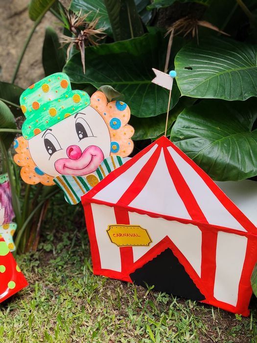 Palhaços e tenda de circo