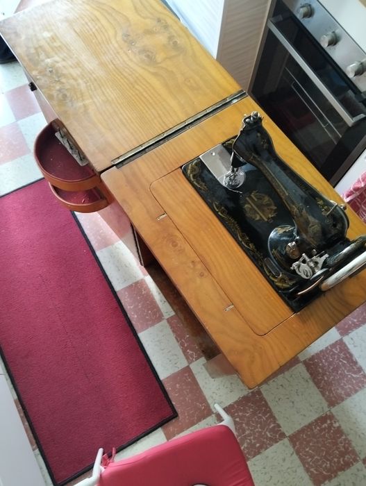 Máquina de costura Singer antiga em móvel