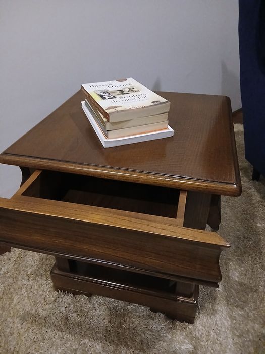 Conjunto de 2 Mesinhas de Apoio em Madeira Castanha (Estilo Clássico/Moderno)