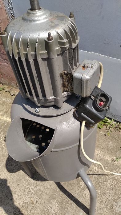 Продам корморезку электрическую 220 В.