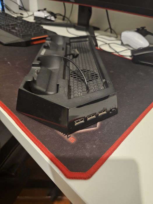 Base para Refrigeração PS4 com carregamento 2 comandos, em bom estado.