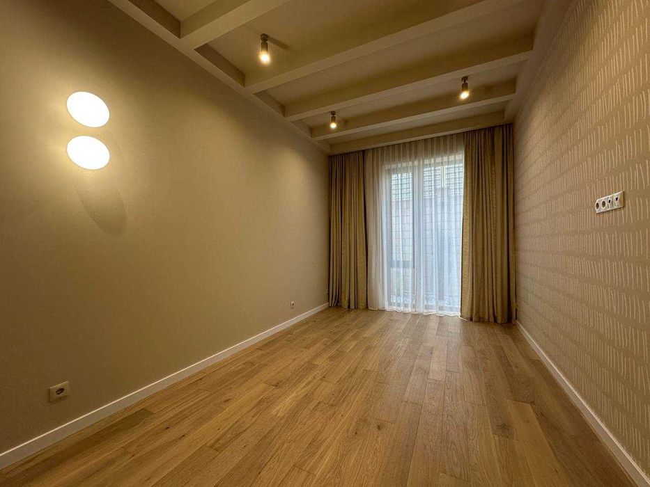 В продаже новый современный дом с бассейном в районе 12ст. Б. Фонтана.