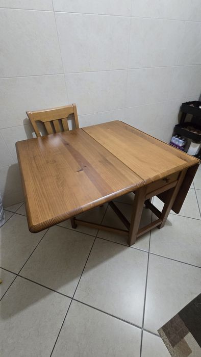 Mesa de jantar com 4 cadeiras