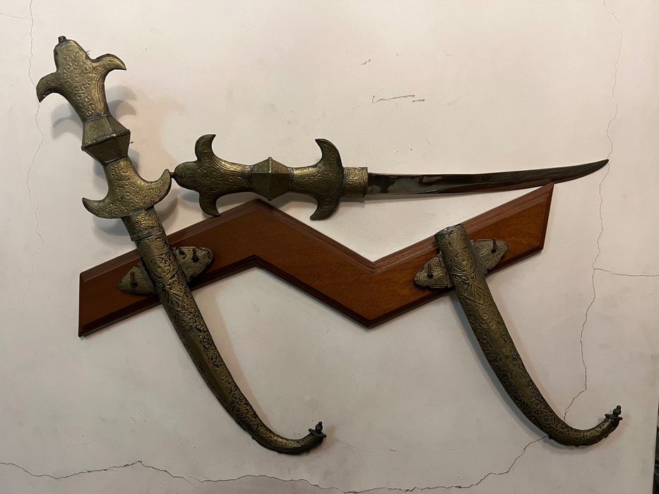 Adaga decorativa com suporte