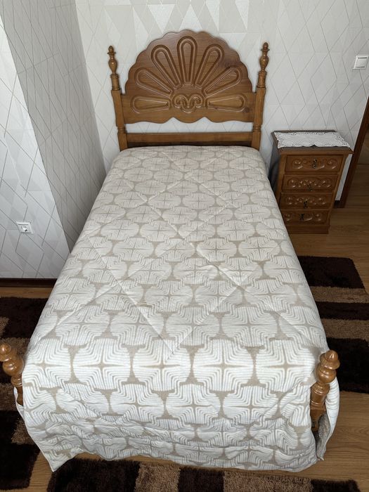 Mobília quatro solteiro (cama, mesa cabeceira, cómoda central)