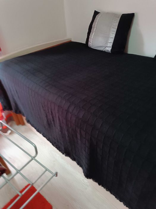 Cama de solteiro com estante