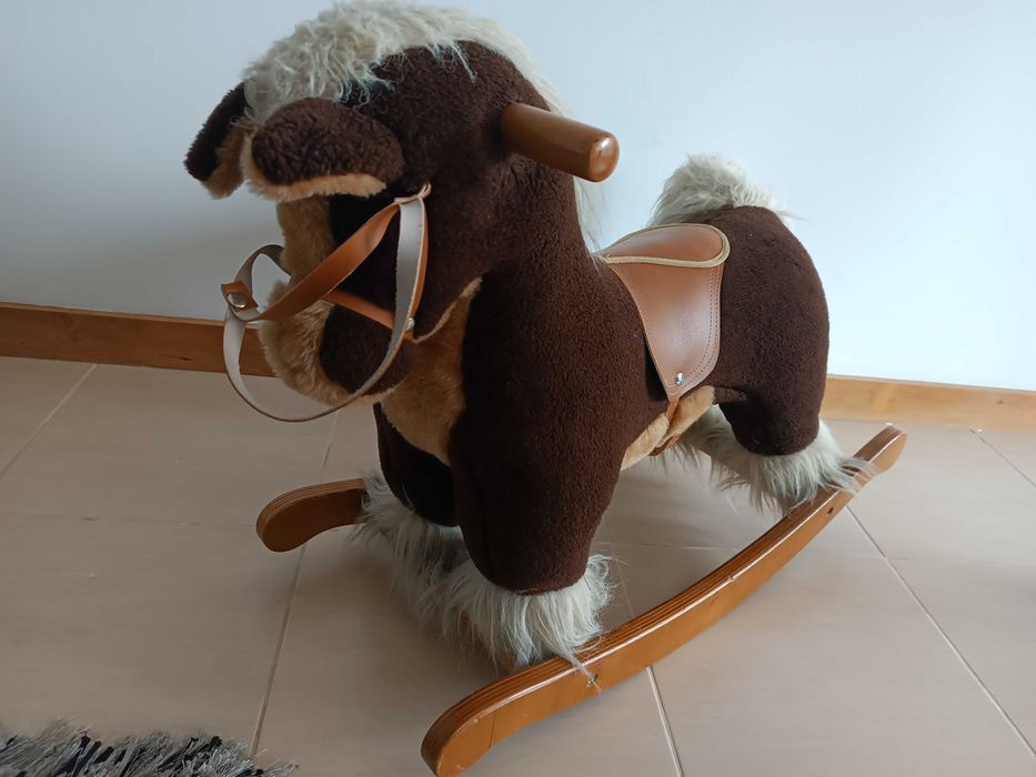 Cavalo de madeira de baloiço