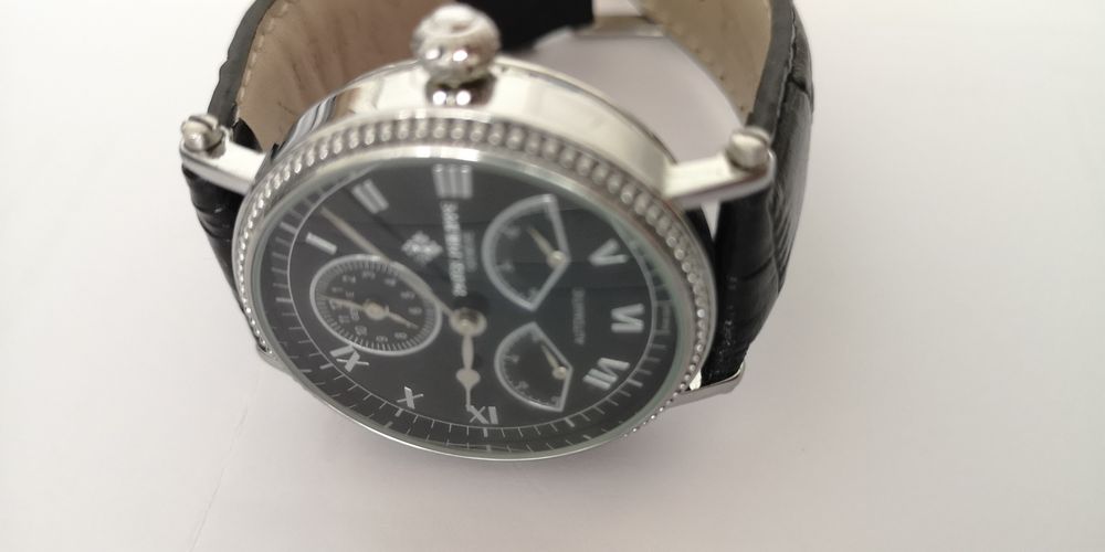 Relógio Patek Philippe com duplo horário.
