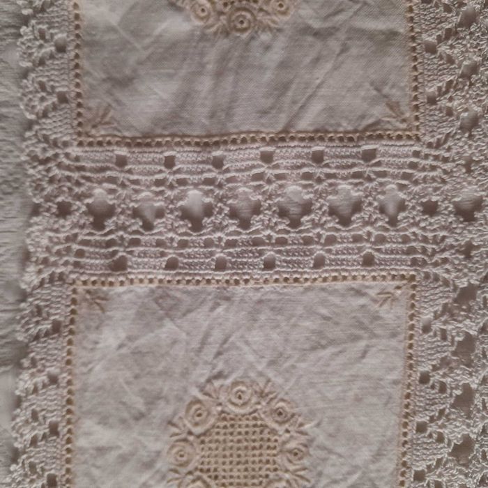 Pano Grande de Linho com Renda Branco e Bege – Enxoval Vintage (113x44,5 cm)