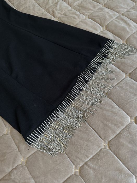 Чорна сукня на бретелях з камінням